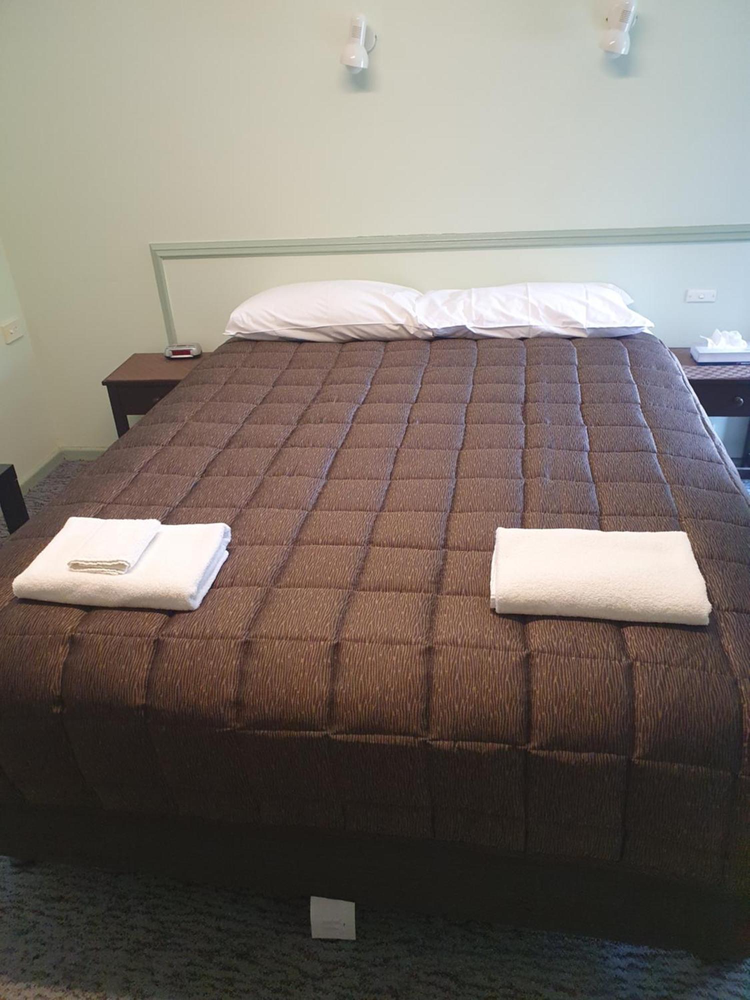 Lake Forbes Motel Bagian luar foto