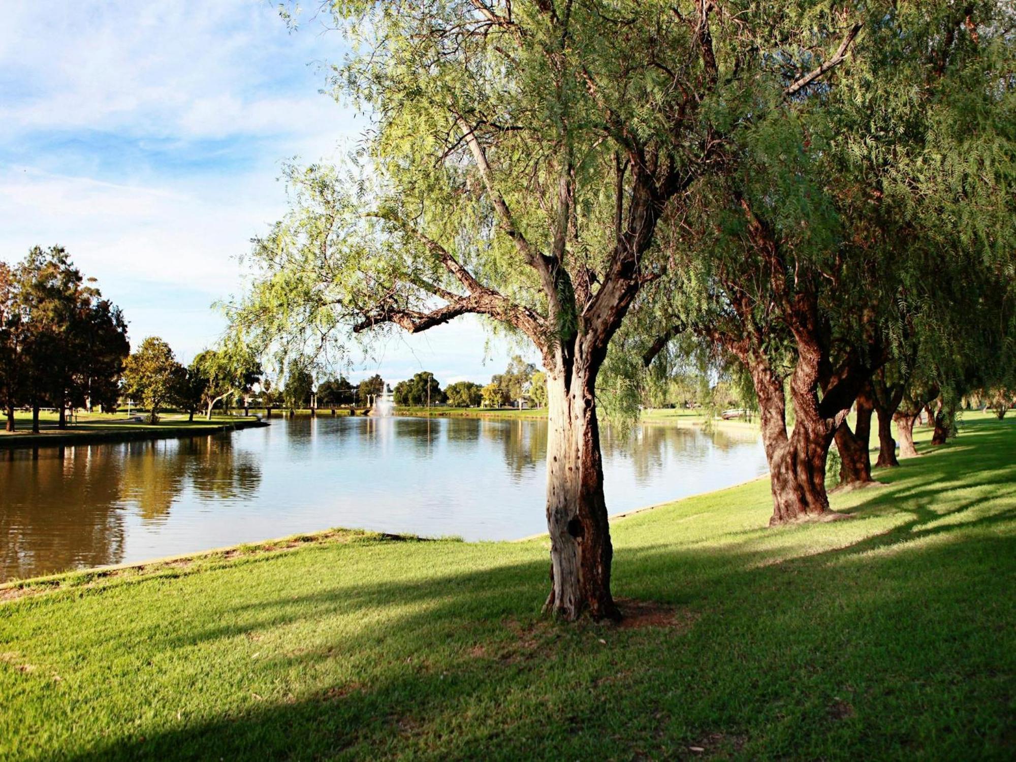 Lake Forbes Motel Bagian luar foto