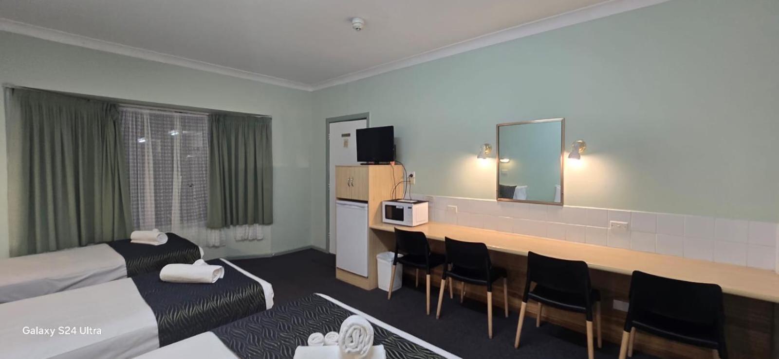 Lake Forbes Motel Bagian luar foto