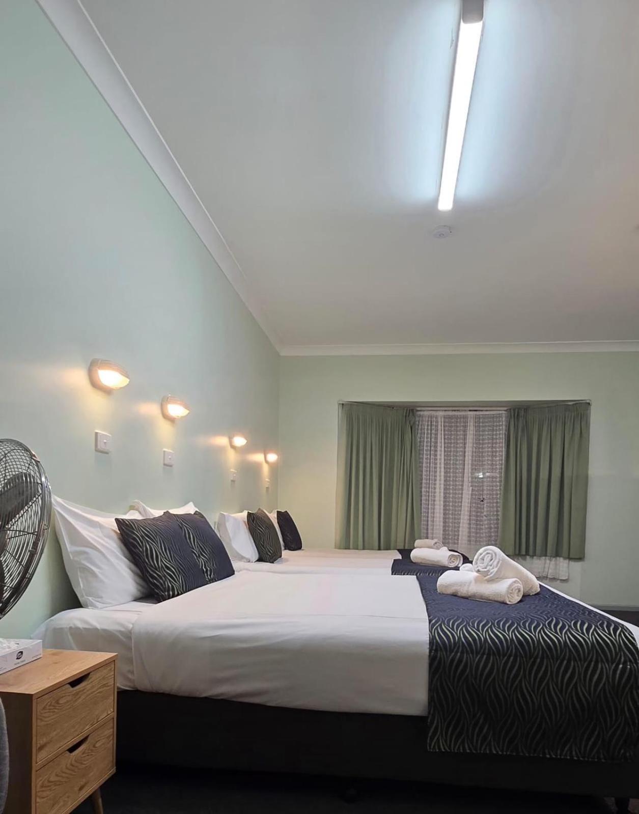Lake Forbes Motel Bagian luar foto