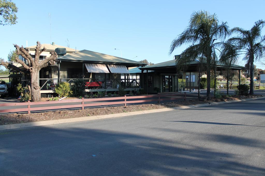 Lake Forbes Motel Bagian luar foto