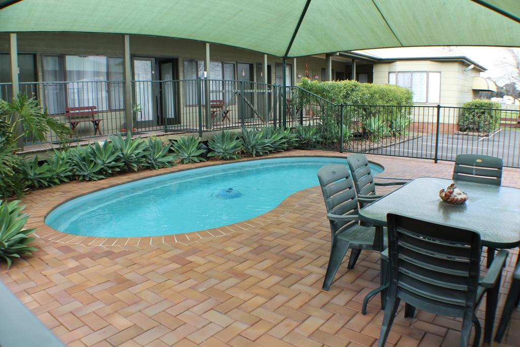 Lake Forbes Motel Bagian luar foto