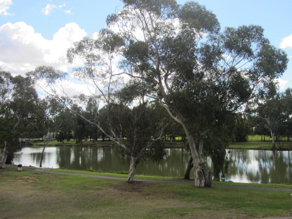 Lake Forbes Motel Bagian luar foto