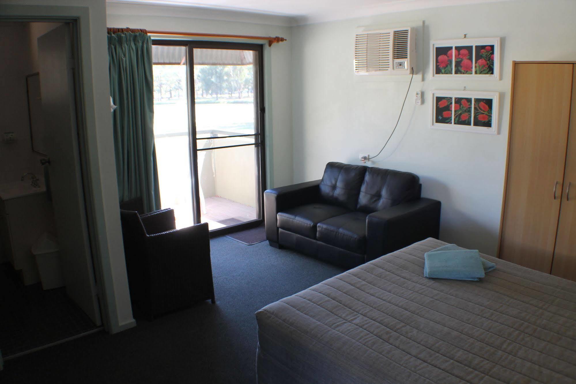 Lake Forbes Motel Bagian luar foto