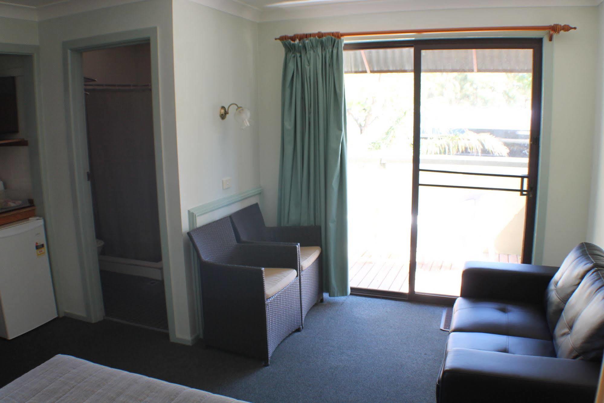 Lake Forbes Motel Bagian luar foto